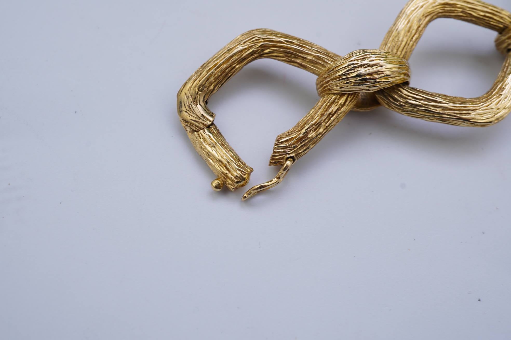 A lady's late 1960's 18ct gold Bueche Girod manual wind bracelet wrist watch